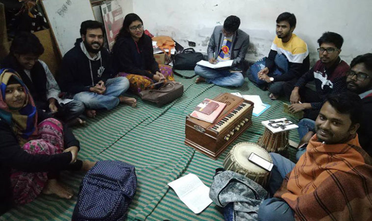 জাবিতে কবিতা-প্রবন্ধ পাঠে চিরকুটের আড্ডা