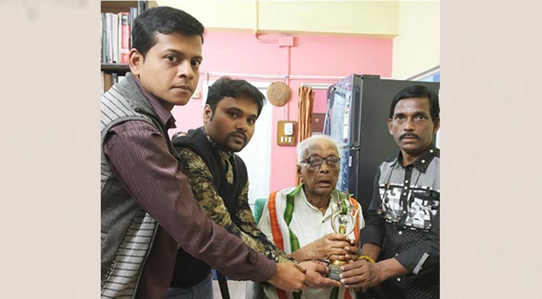 কবি নীরেন্দ্রনাথ চক্রবর্তীকে ‘অচিনপাখি’র জীবনকৃতি সম্মাননা